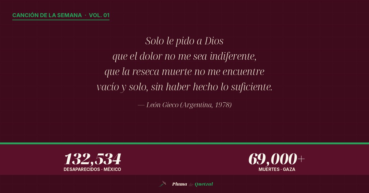 Fragmento de Solo le pido a Dios de León Gieco en tipografía serif sobre fondo guinda, con el sello Pluma de Quetzal