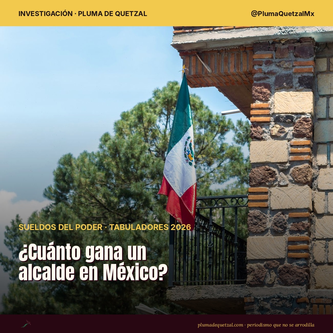 Bandera de México en el balcón de un edificio tradicional; portada de la nota sobre sueldos de alcaldes 2026. Foto: Jon / Pexels