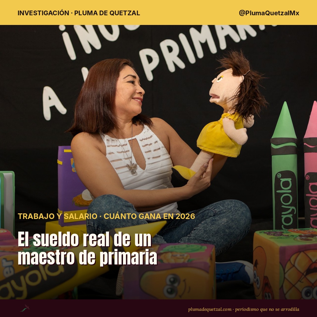 Maestra mexicana juega con un títere frente a una lona que dice ¡Nos vamos a la primaria!. La plaza inicial de un maestro de primaria en 2026 paga $18,288 pesos brutos al mes. Foto: Eduardo Barrientos / Pexels.