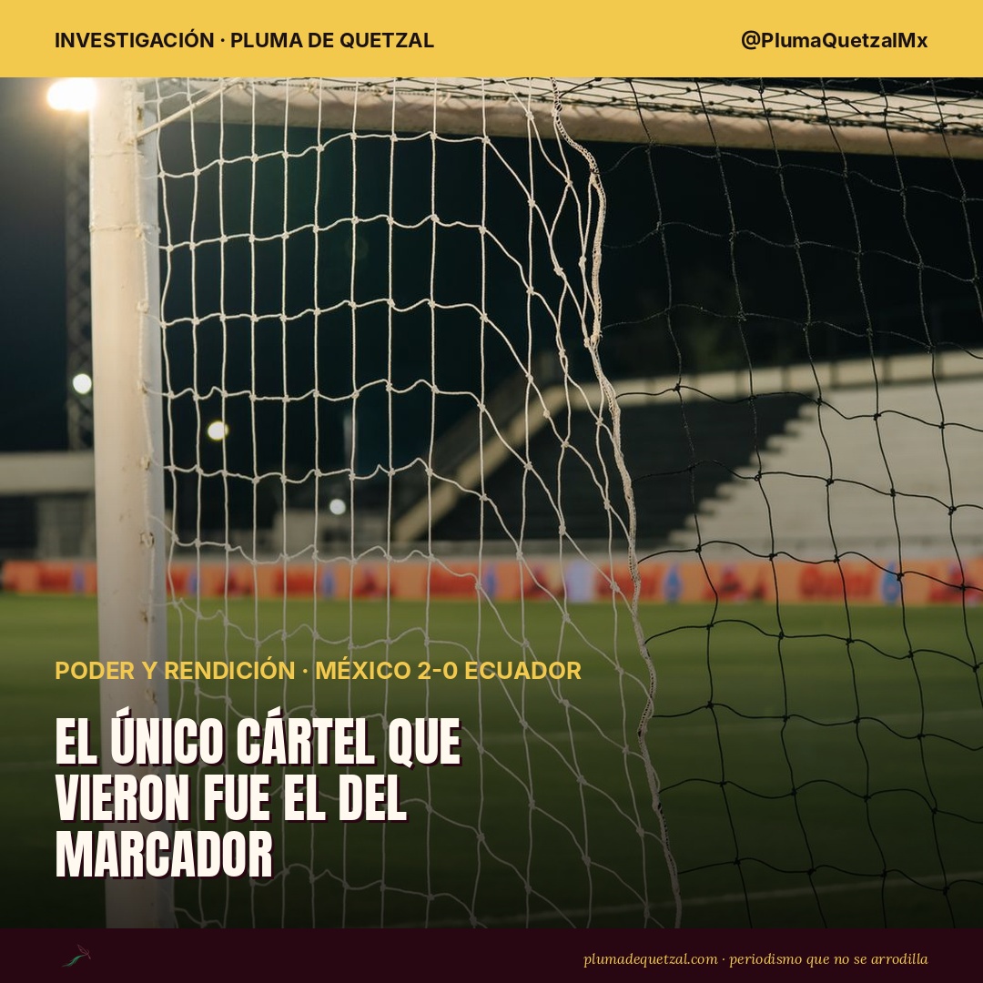 Portería de futbol iluminada de noche en un estadio vacío. El único cártel documentado en el México 2-0 Ecuador fue el del marcador: goles de Quiñones y Jiménez. Carlos Vera acusó a 'la mafia' sin presentar una sola prueba.